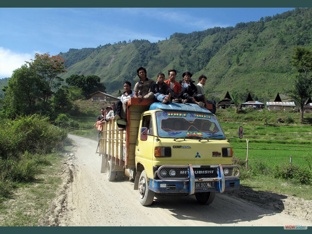 ffentlicher Bus auf Samosir