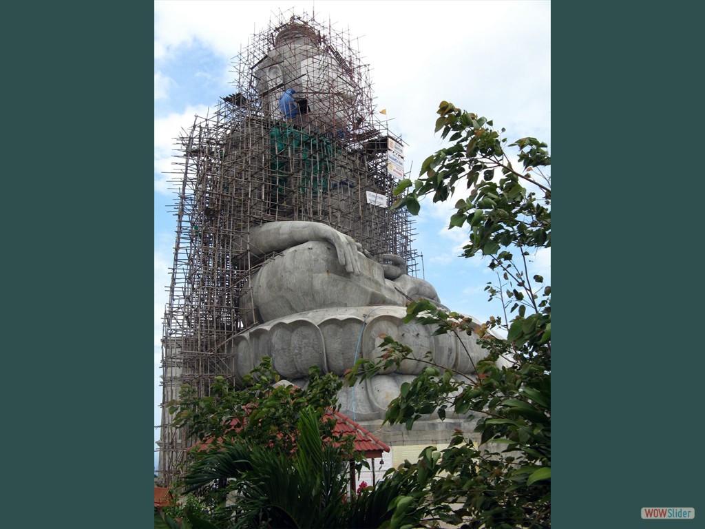 Baurbeiten an der weltgrten Buddhastatue