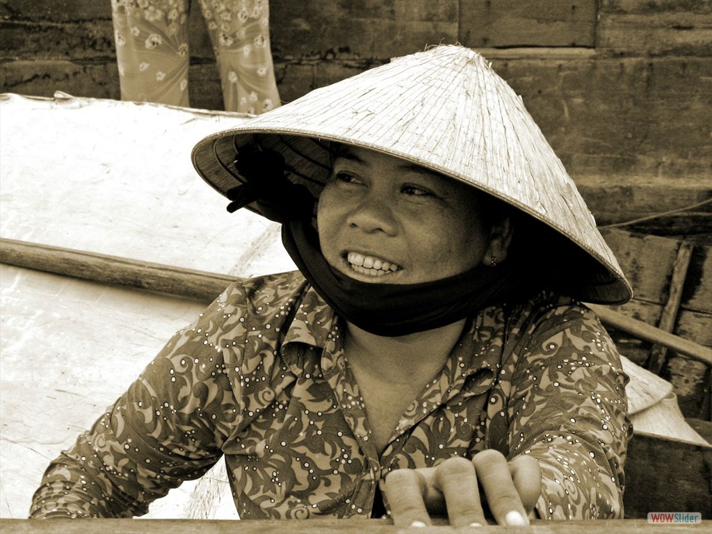 Floating Market in PHUNG HIEP