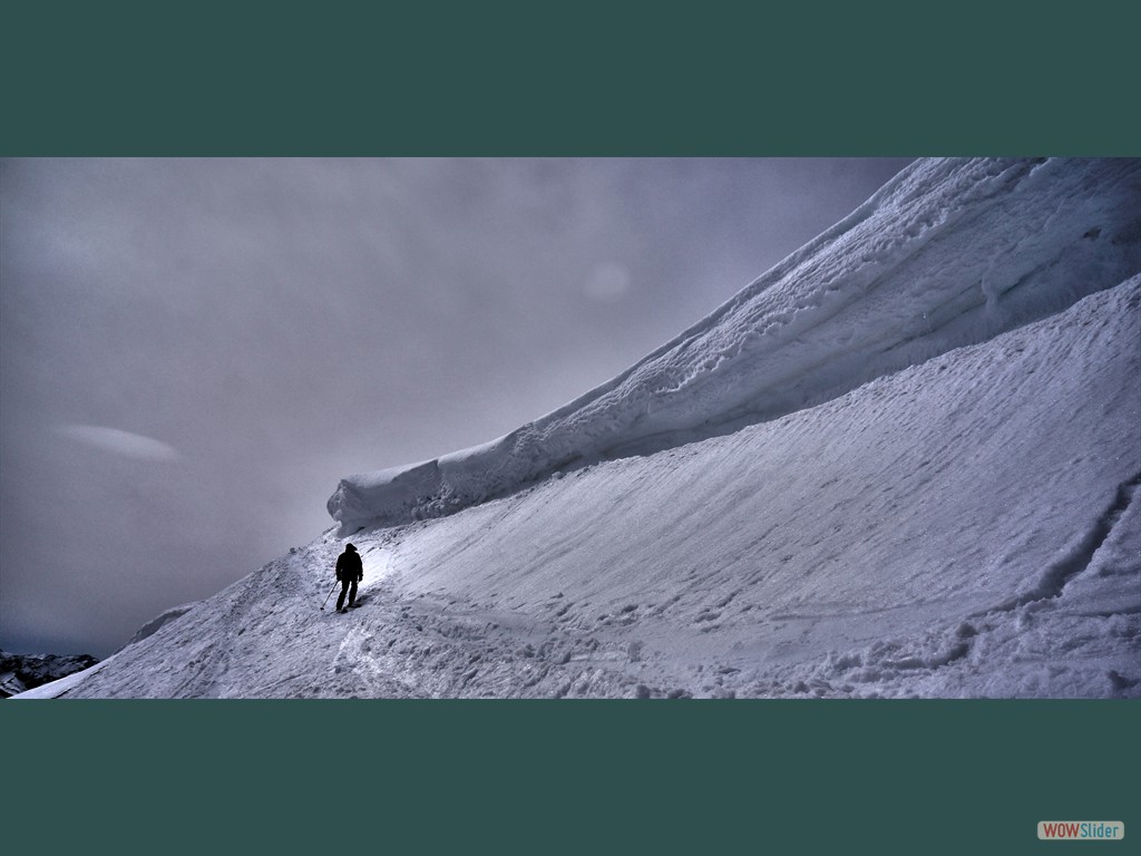 Gigantischen Wechte unterhalb des Gipfels.