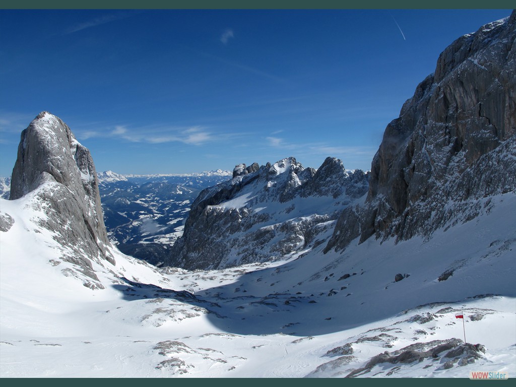 Standort Schoberschartl, Blick zurck nach Osten, links Torsule, mittig im Hintergrund das Tennengeirge, rechts die Flanke des Knigskpfl (Feb. 2010)