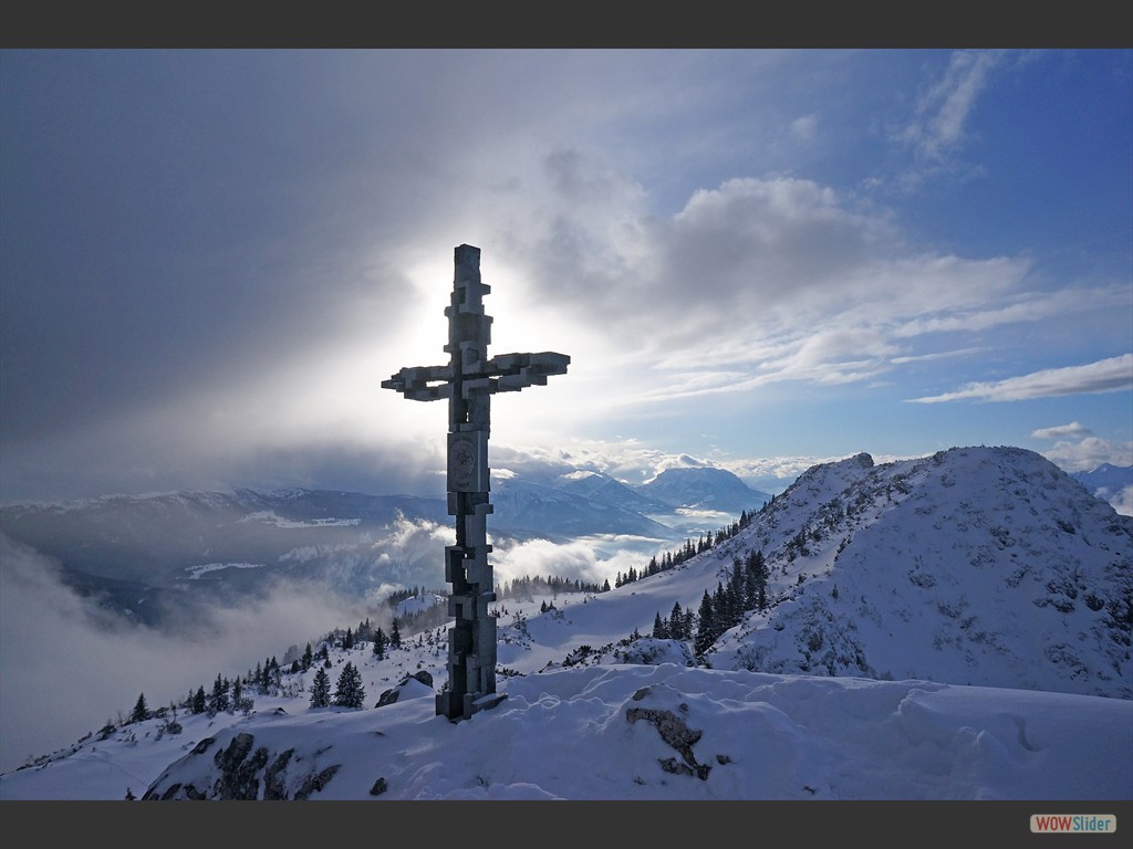 Knstlerisches Gipfelkreuz, im Hintergrund der benachbarte  Gurnwandgipfel.