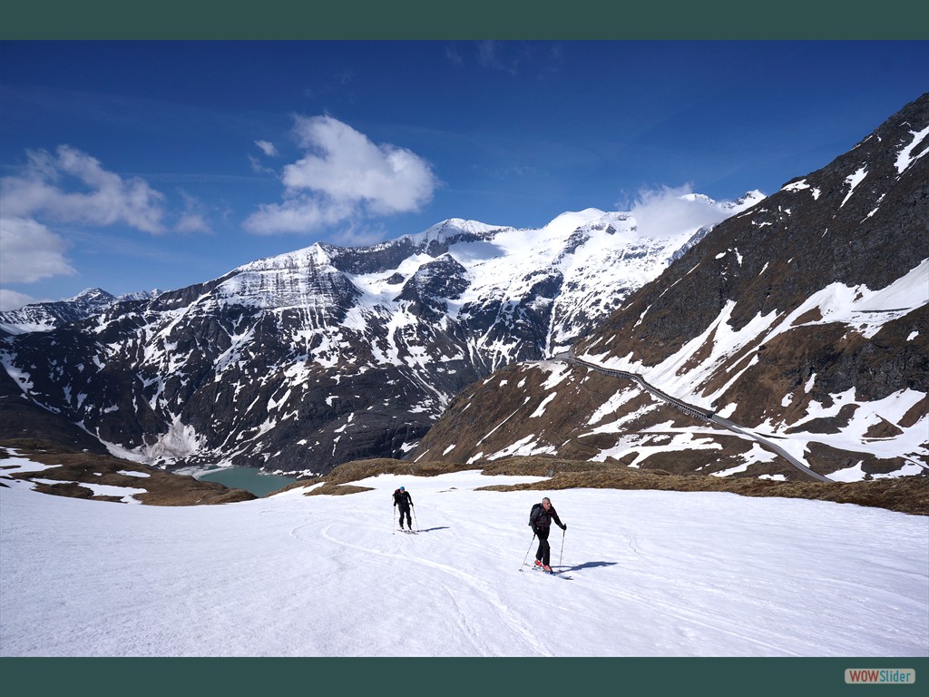 Anfangs noch apere Stellen, im Hintergrund die Groglockner-Hochalpenstrae.