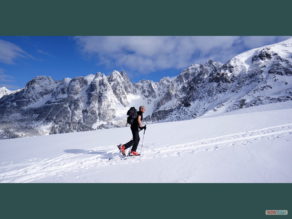 Helmut sieht den Gipfel schon, im Hintergrund der Gosaukamm (Feb. 2014)