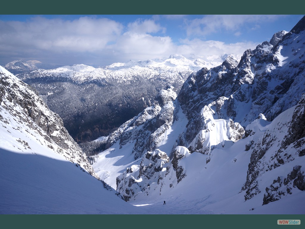 Abfahrt in die steile stliche Strichkogel-Rinne (endet im  Sockelbereich im Weitkar).