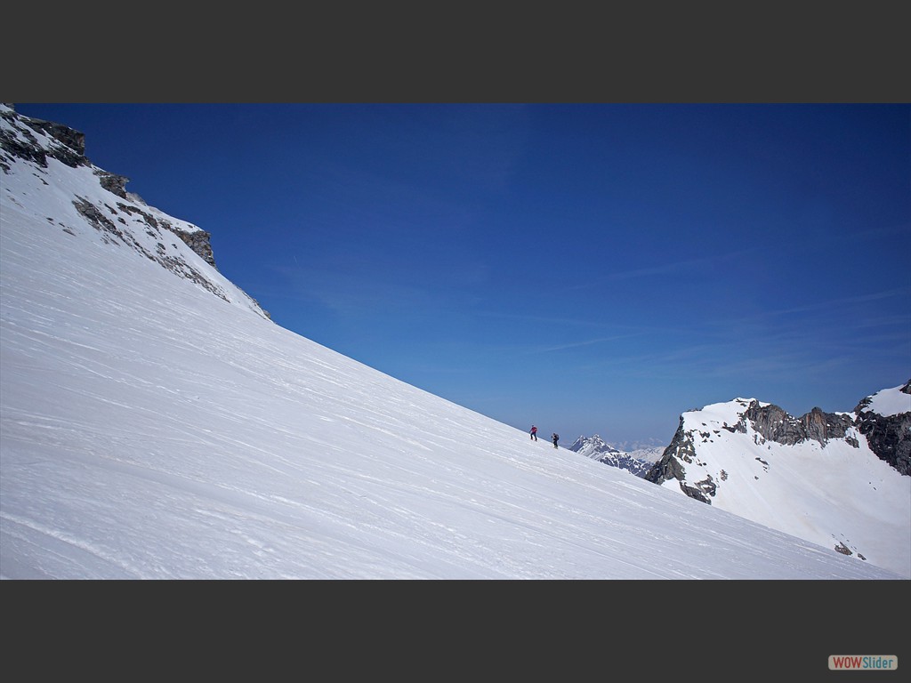 Rechts im Hintergrund, die Hohe Frleg (2.943 m), eigentlich eine eigene Skitour.