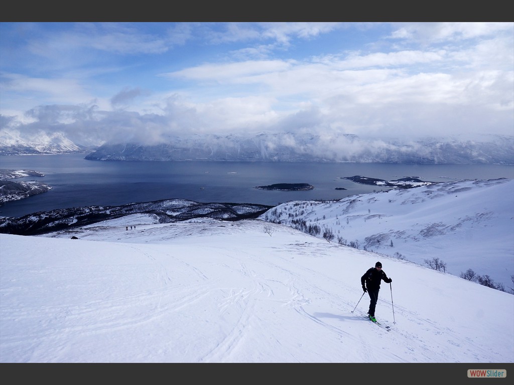 Im Hintergrund der Lyngenfjord bei Lyngseidet.