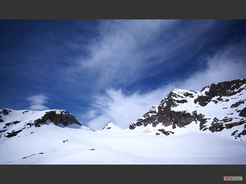 Aufstieg im Lcherferner. Im Hintergrund die markante Schneepyramide des tztaler K2. 