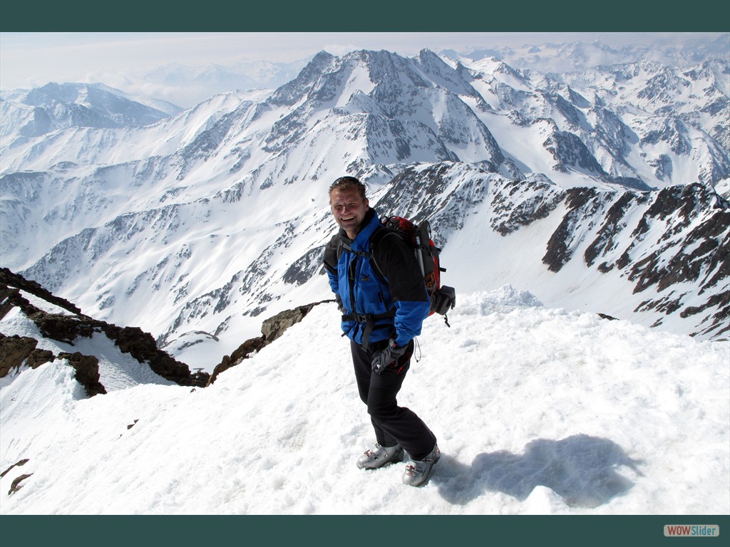 Ausgesetzter Gipfelgrat, im Hintergrund die Saldurspitze