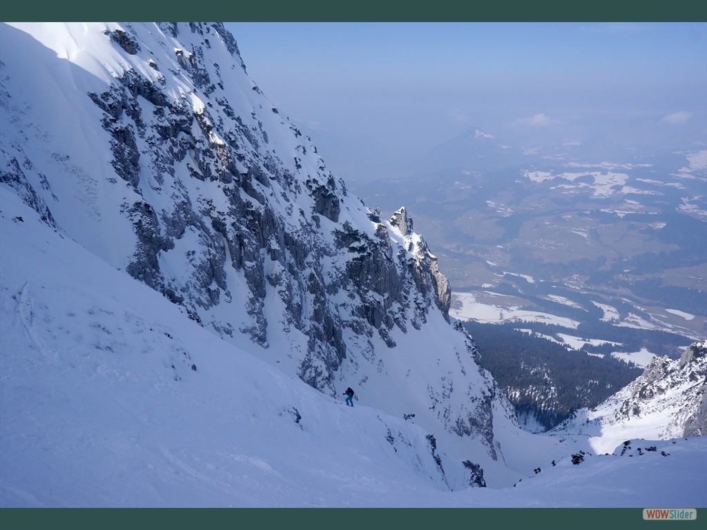 Skibergsteiger links oberhalb der Schlsselstelle.